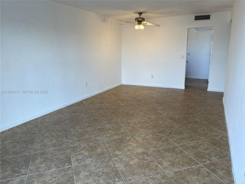 出租: $1,825 (1 贝兹, 1 浴室, 715 平方英尺)