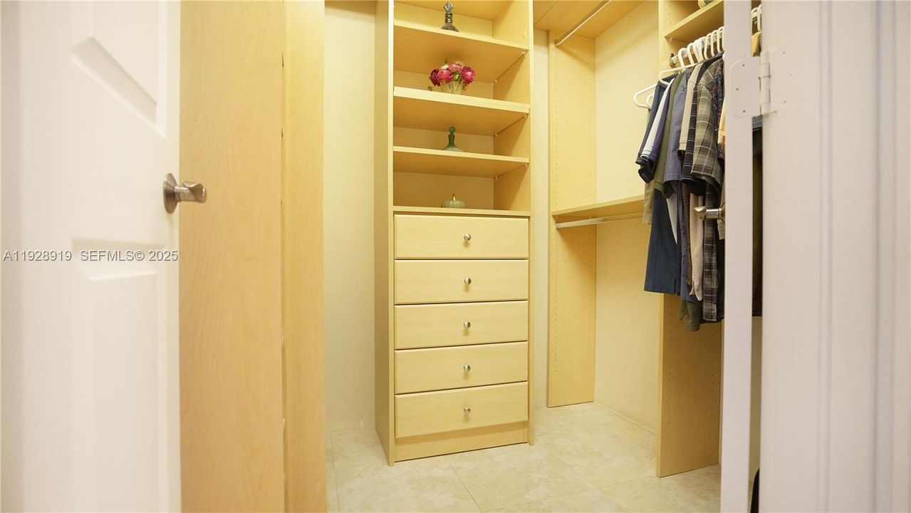 For Sale: $389,000 (1 beds, 1 baths, 1050 Square Feet)