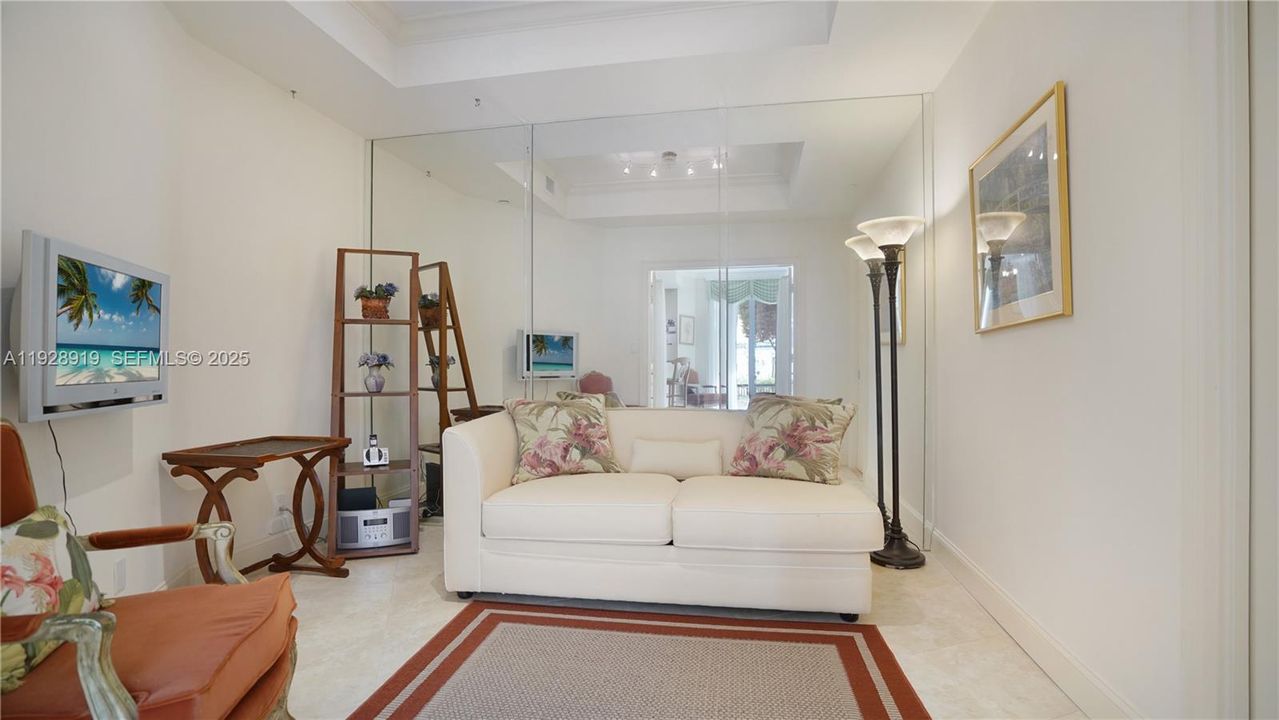 For Sale: $389,000 (1 beds, 1 baths, 1050 Square Feet)