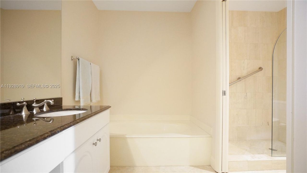 For Sale: $389,000 (1 beds, 1 baths, 1050 Square Feet)