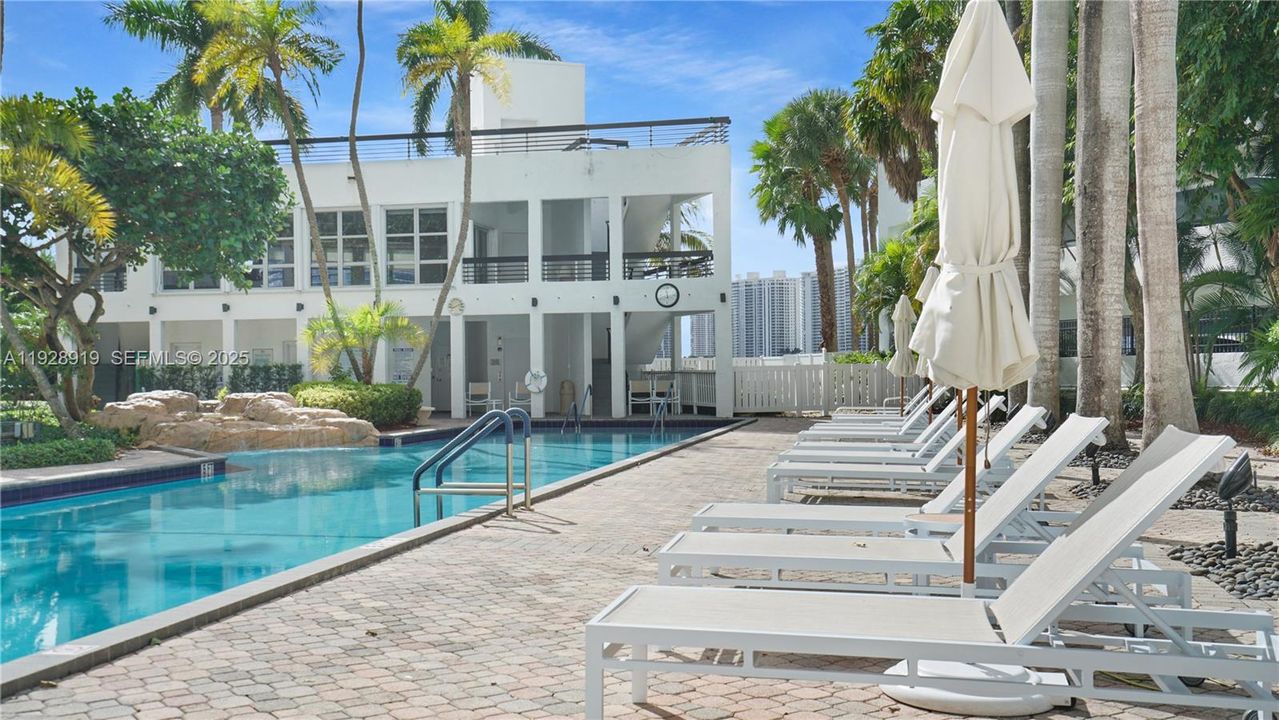 For Sale: $389,000 (1 beds, 1 baths, 1050 Square Feet)