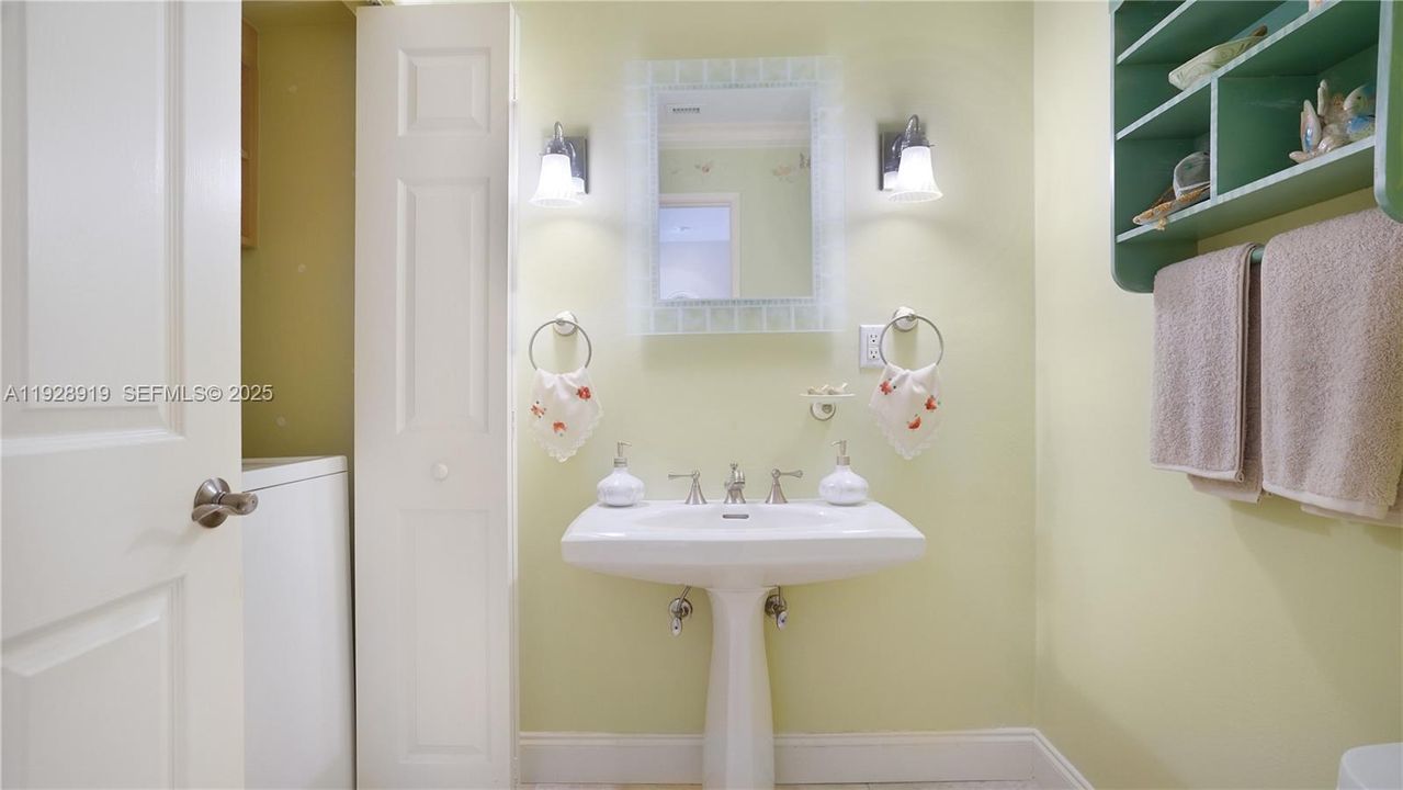 For Sale: $389,000 (1 beds, 1 baths, 1050 Square Feet)