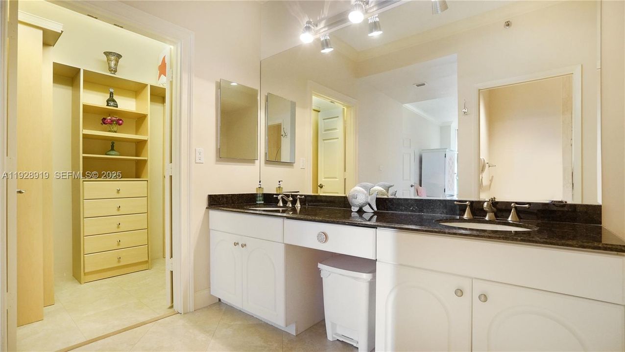 For Sale: $389,000 (1 beds, 1 baths, 1050 Square Feet)