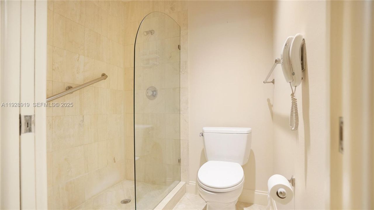 For Sale: $389,000 (1 beds, 1 baths, 1050 Square Feet)