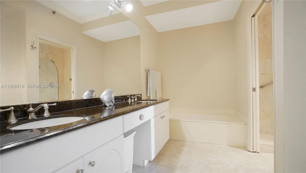 For Sale: $389,000 (1 beds, 1 baths, 1050 Square Feet)