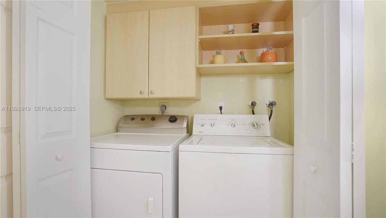 For Sale: $389,000 (1 beds, 1 baths, 1050 Square Feet)