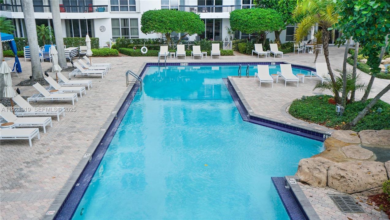 For Sale: $389,000 (1 beds, 1 baths, 1050 Square Feet)