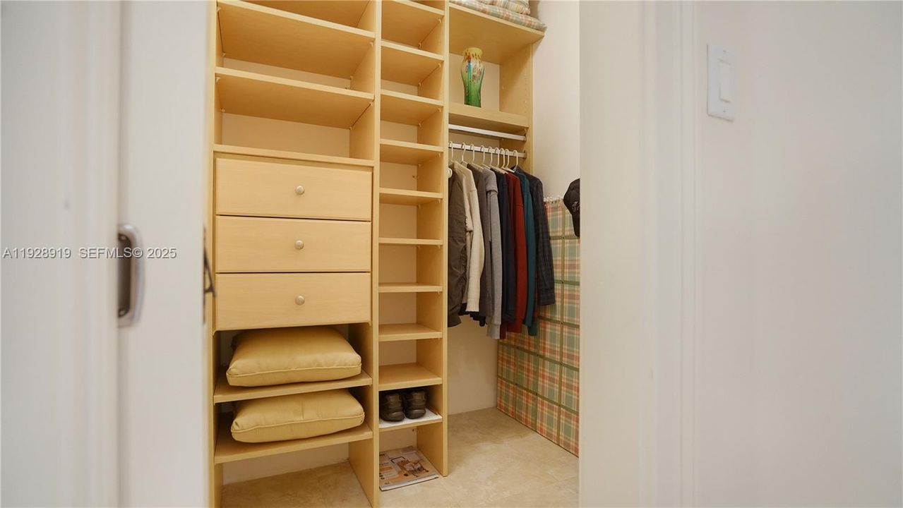 For Sale: $389,000 (1 beds, 1 baths, 1050 Square Feet)