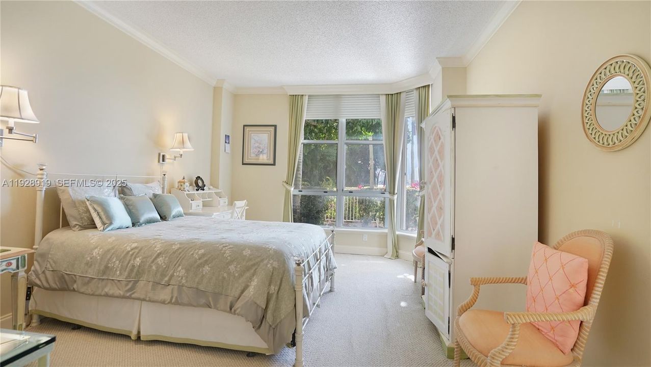 For Sale: $389,000 (1 beds, 1 baths, 1050 Square Feet)