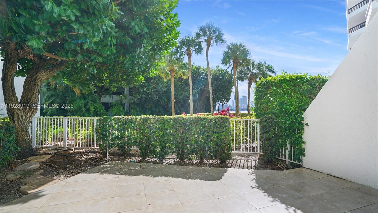 For Sale: $389,000 (1 beds, 1 baths, 1050 Square Feet)