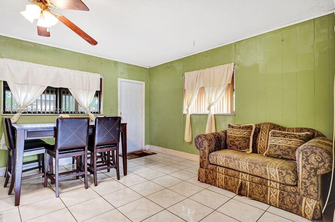 待售: $395,000 (4 贝兹, 2 浴室, 1776 平方英尺)