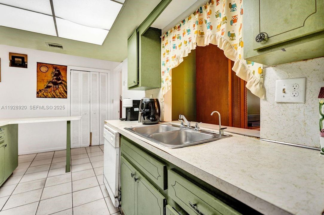 Pass through to Florida room