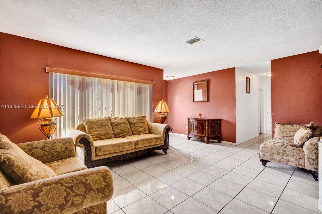 待售: $395,000 (4 贝兹, 2 浴室, 1776 平方英尺)