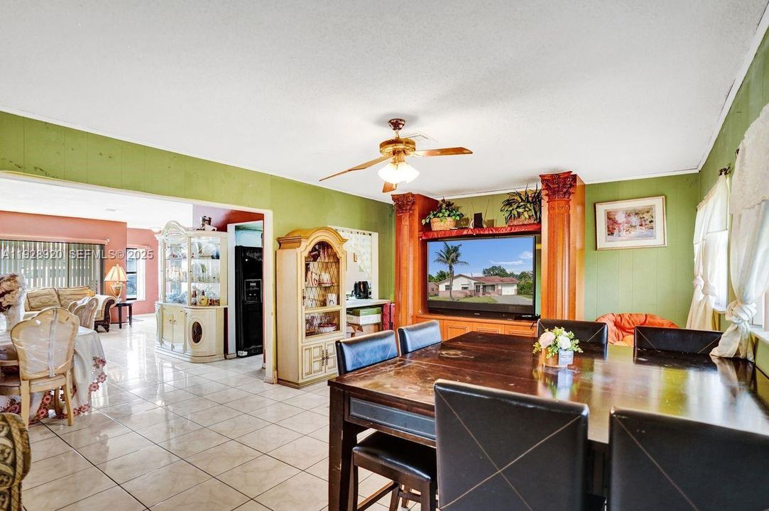 待售: $395,000 (4 贝兹, 2 浴室, 1776 平方英尺)