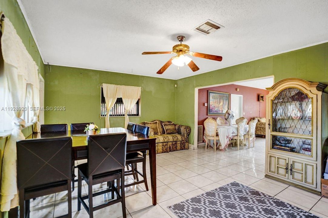 待售: $395,000 (4 贝兹, 2 浴室, 1776 平方英尺)