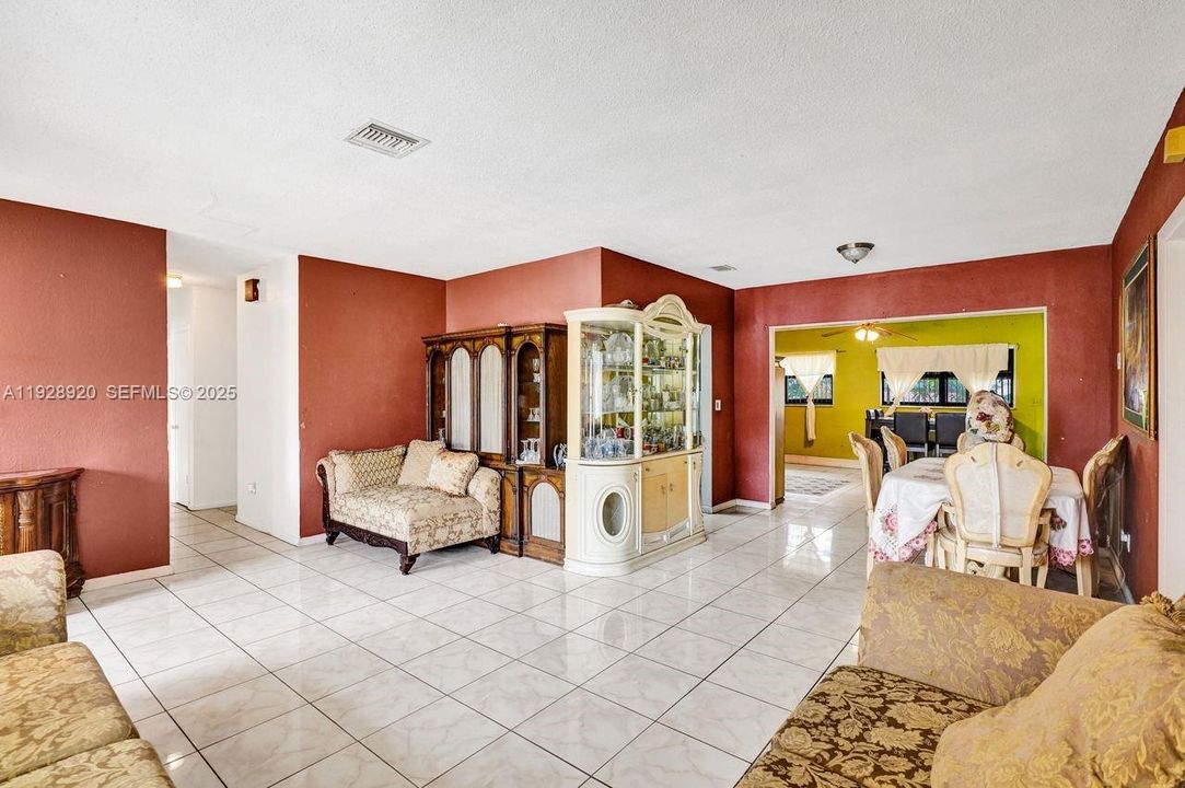 待售: $395,000 (4 贝兹, 2 浴室, 1776 平方英尺)