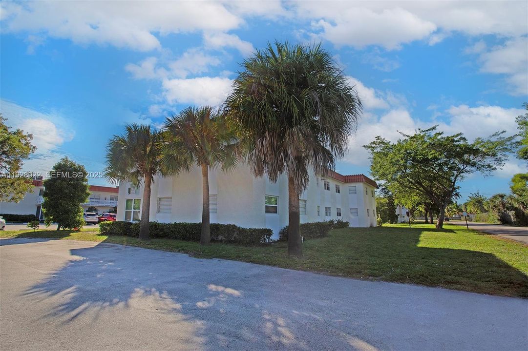 For Sale: $206,000 (2 beds, 1 baths, 709 Square Feet)