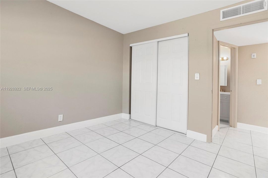 For Sale: $206,000 (2 beds, 1 baths, 709 Square Feet)