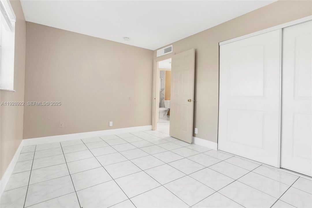 For Sale: $206,000 (2 beds, 1 baths, 709 Square Feet)