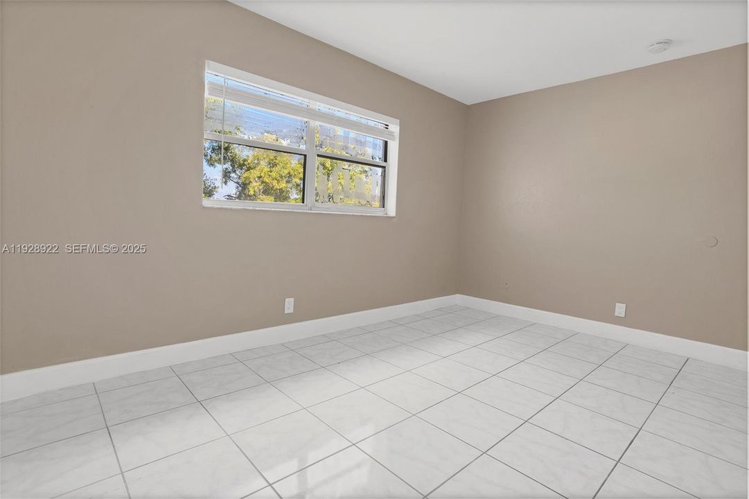 For Sale: $206,000 (2 beds, 1 baths, 709 Square Feet)