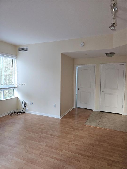 For Rent: $2,375 (1 beds, 1 baths, 690 Square Feet)