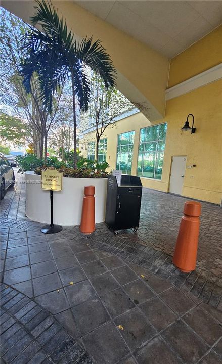 For Rent: $2,375 (1 beds, 1 baths, 690 Square Feet)