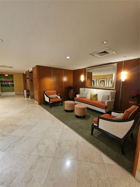 For Rent: $2,375 (1 beds, 1 baths, 690 Square Feet)