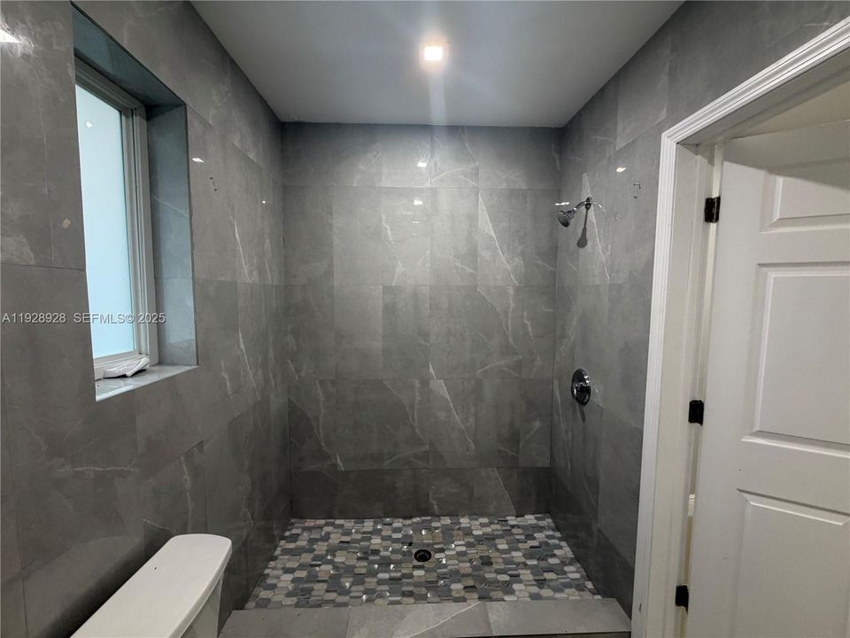 For Rent: $6,900 (5 beds, 4 baths, 3488 Square Feet)