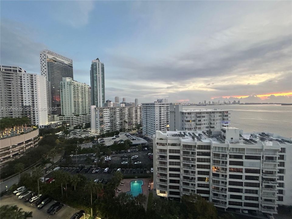 На продажу: $530,000 (2 спален, 2 ванн, 1030 Квадратных фут)