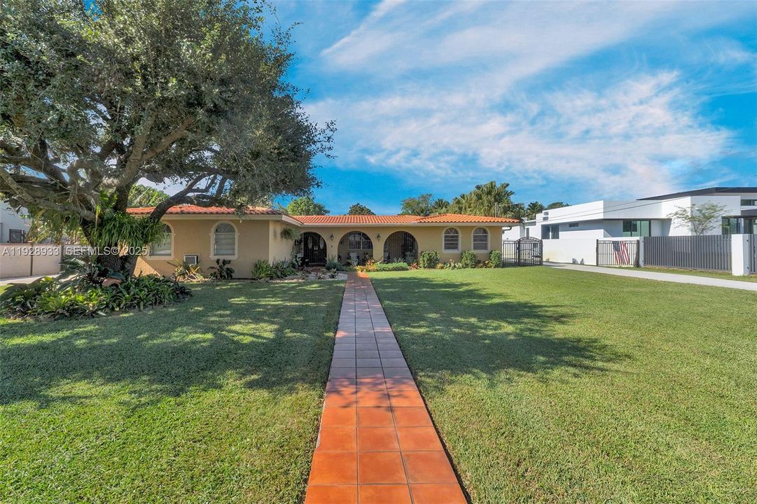 En Venta: $1,999,999 (5 camas, 4 baños, 4202 Pies cuadrados)