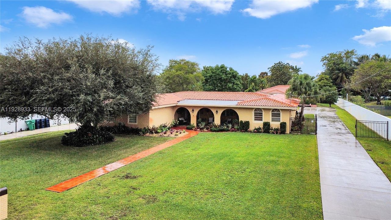 En Venta: $1,999,999 (5 camas, 4 baños, 4202 Pies cuadrados)