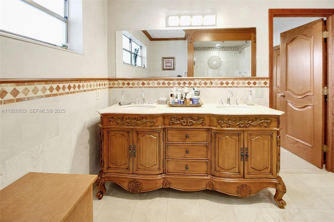 En Venta: $1,999,999 (5 camas, 4 baños, 4202 Pies cuadrados)