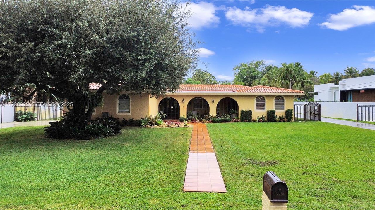 En Venta: $1,999,999 (5 camas, 4 baños, 4202 Pies cuadrados)