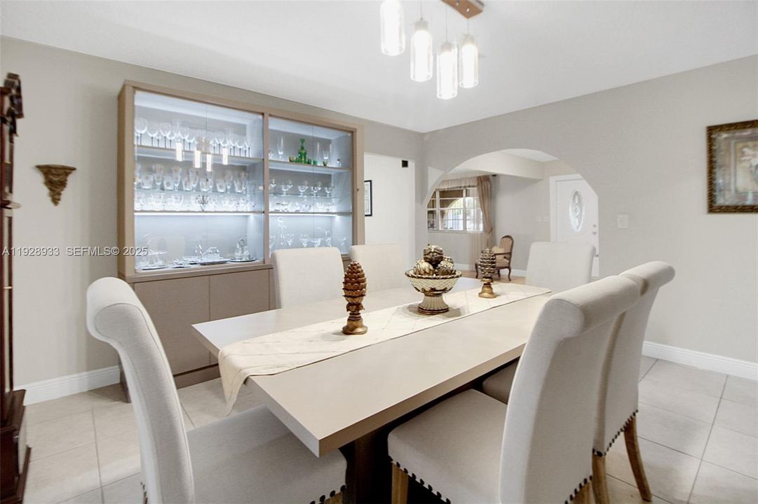 En Venta: $1,999,999 (5 camas, 4 baños, 4202 Pies cuadrados)