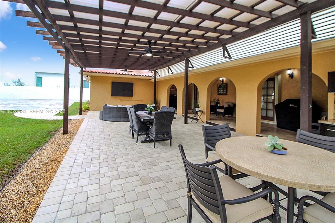 En Venta: $1,999,999 (5 camas, 4 baños, 4202 Pies cuadrados)