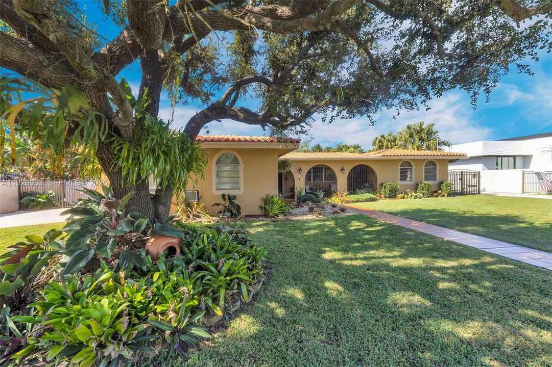 En Venta: $1,999,999 (5 camas, 4 baños, 4202 Pies cuadrados)