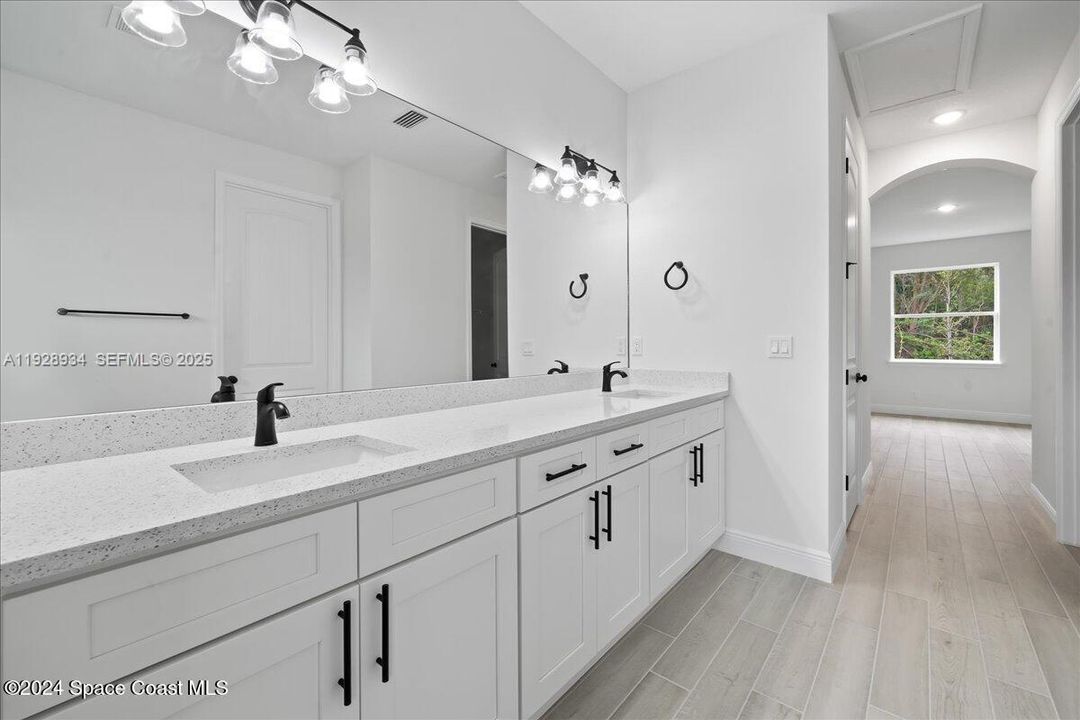 На продажу: $359,900 (4 спален, 2 ванн, 1775 Квадратных фут)