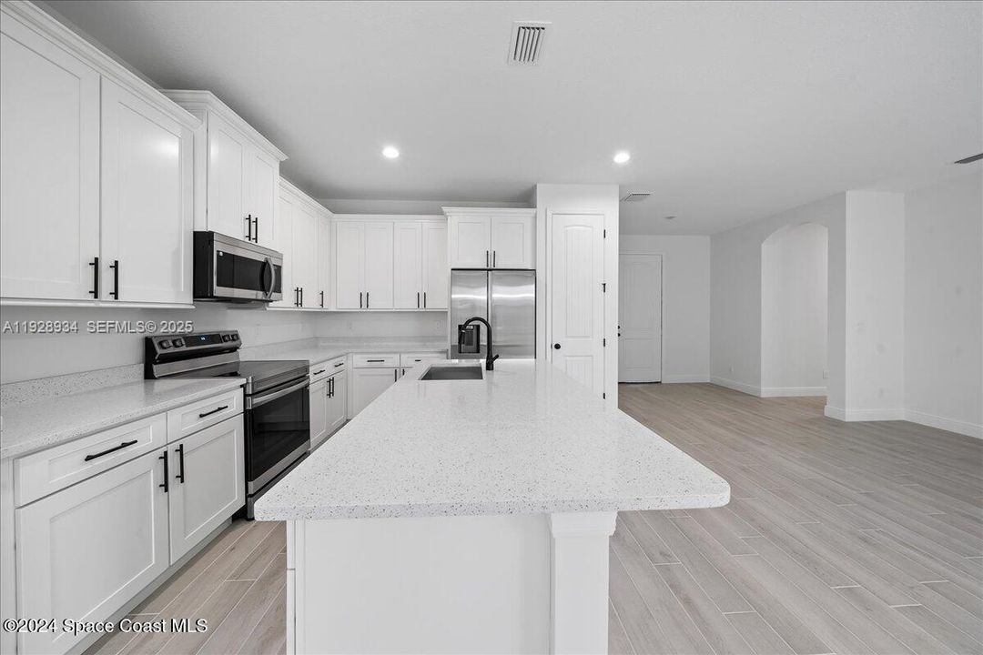 На продажу: $359,900 (4 спален, 2 ванн, 1775 Квадратных фут)