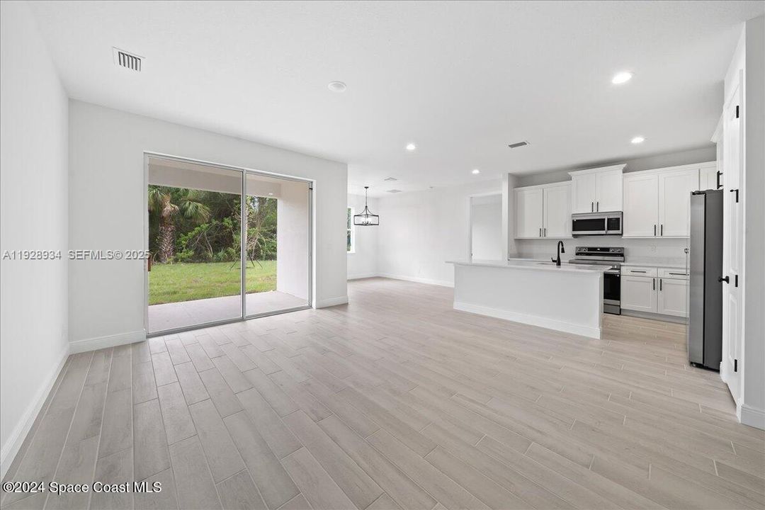 На продажу: $359,900 (4 спален, 2 ванн, 1775 Квадратных фут)