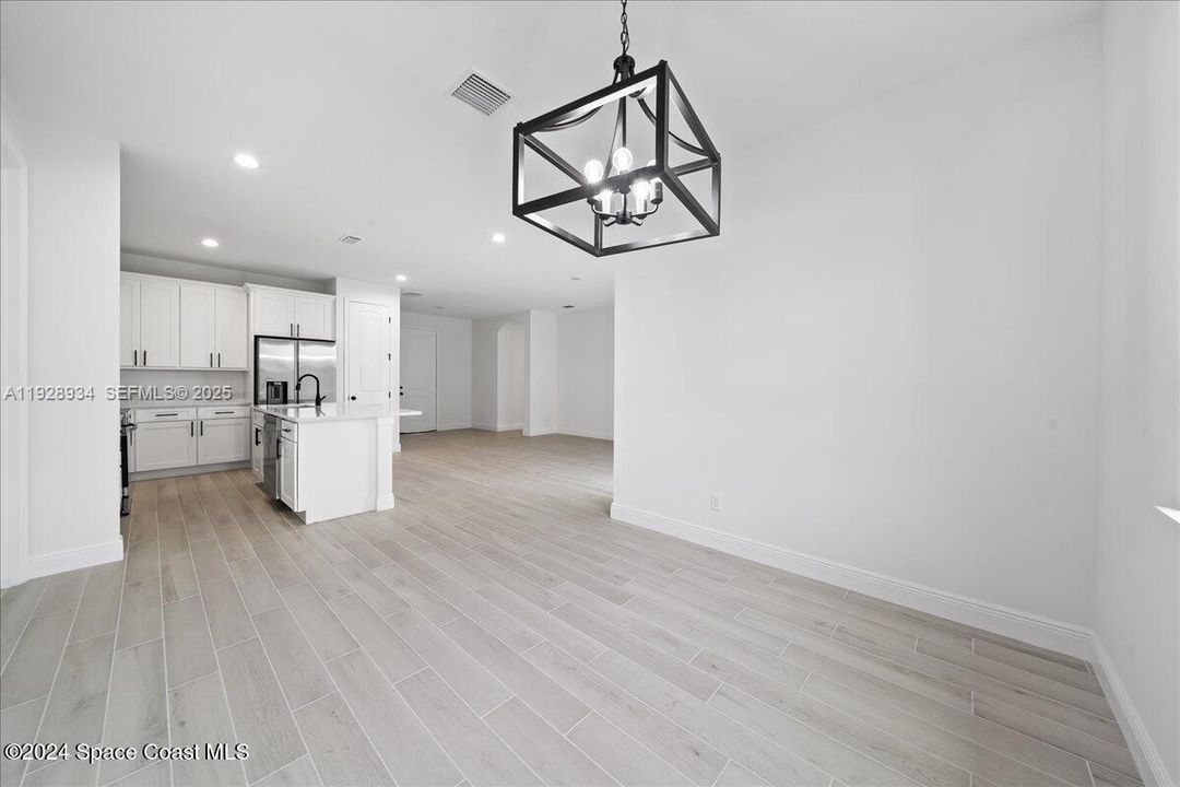 На продажу: $359,900 (4 спален, 2 ванн, 1775 Квадратных фут)