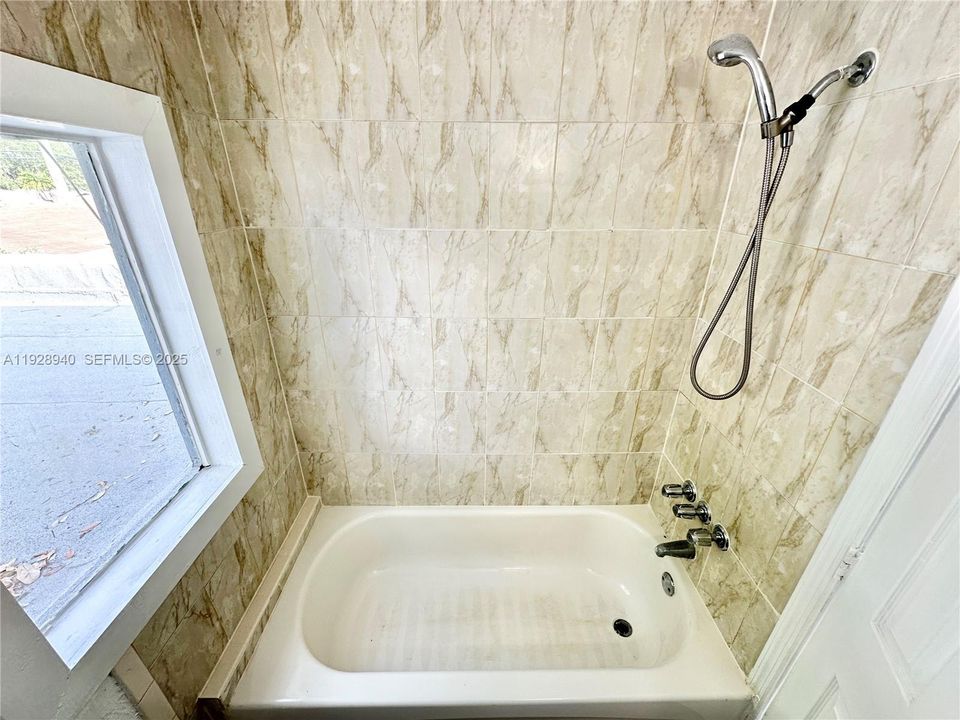 For Rent: $1,200 (0 beds, 1 baths, 400 Square Feet)