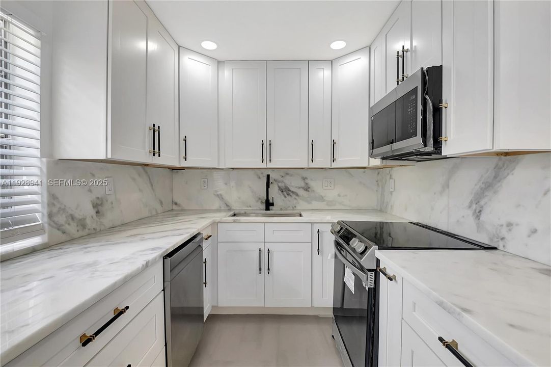 For Rent: $3,500 (2 beds, 2 baths, 907 Square Feet)