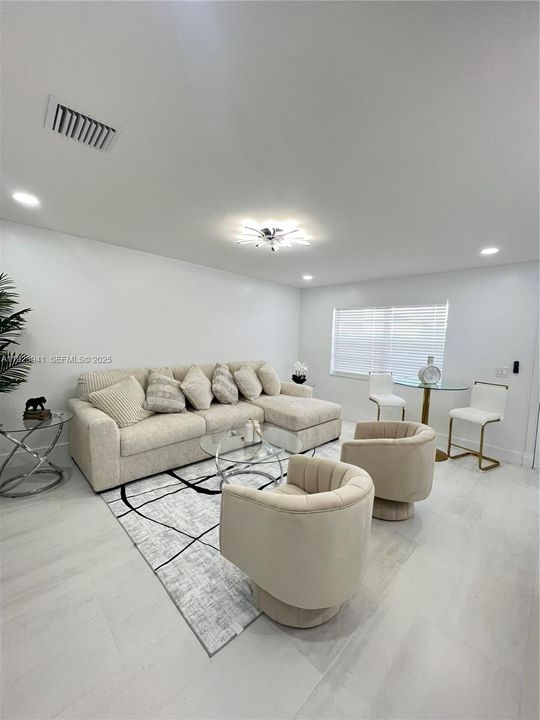 For Rent: $3,500 (2 beds, 2 baths, 907 Square Feet)