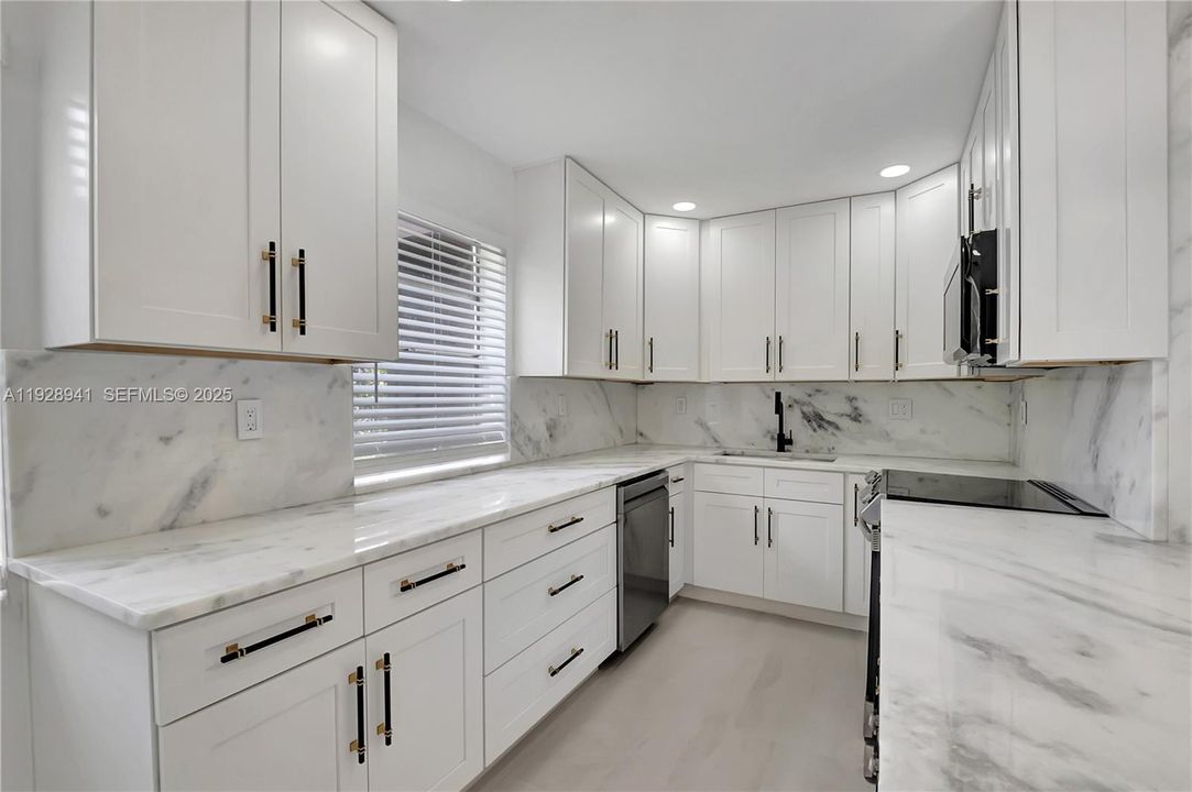 For Rent: $3,500 (2 beds, 2 baths, 907 Square Feet)