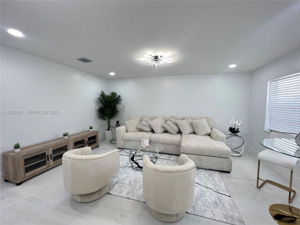 For Rent: $3,500 (2 beds, 2 baths, 907 Square Feet)