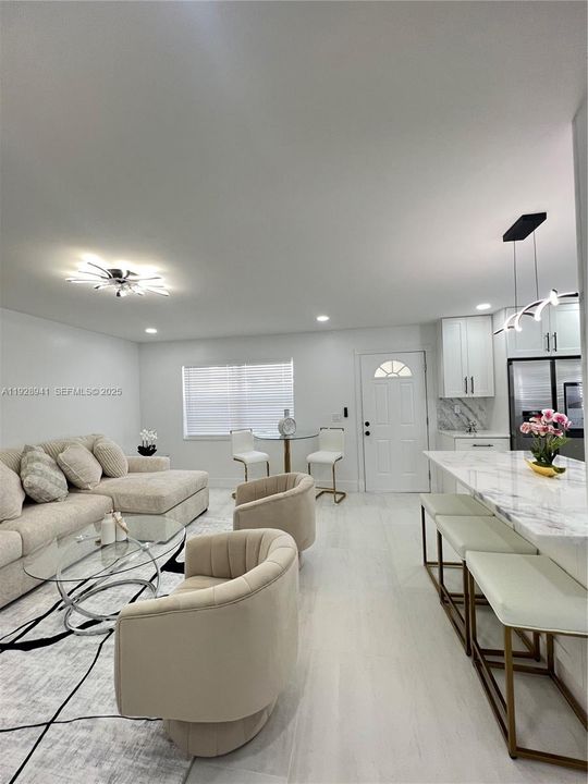 For Rent: $3,500 (2 beds, 2 baths, 907 Square Feet)