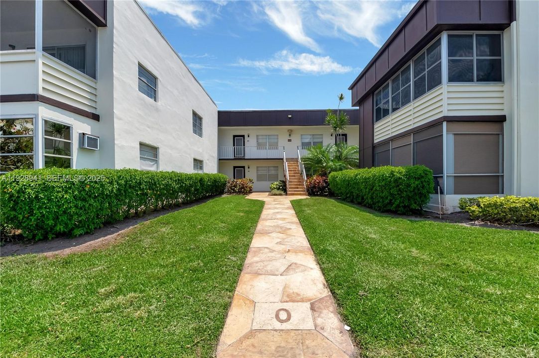 For Rent: $3,500 (2 beds, 2 baths, 907 Square Feet)