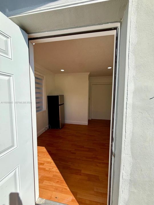 For Rent: $1,800 (1 beds, 1 baths, 450 Square Feet)