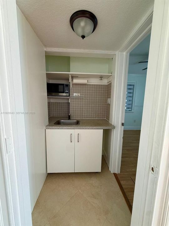For Rent: $1,800 (1 beds, 1 baths, 450 Square Feet)
