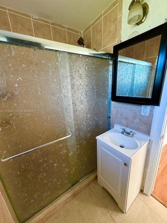 For Rent: $1,800 (1 beds, 1 baths, 450 Square Feet)